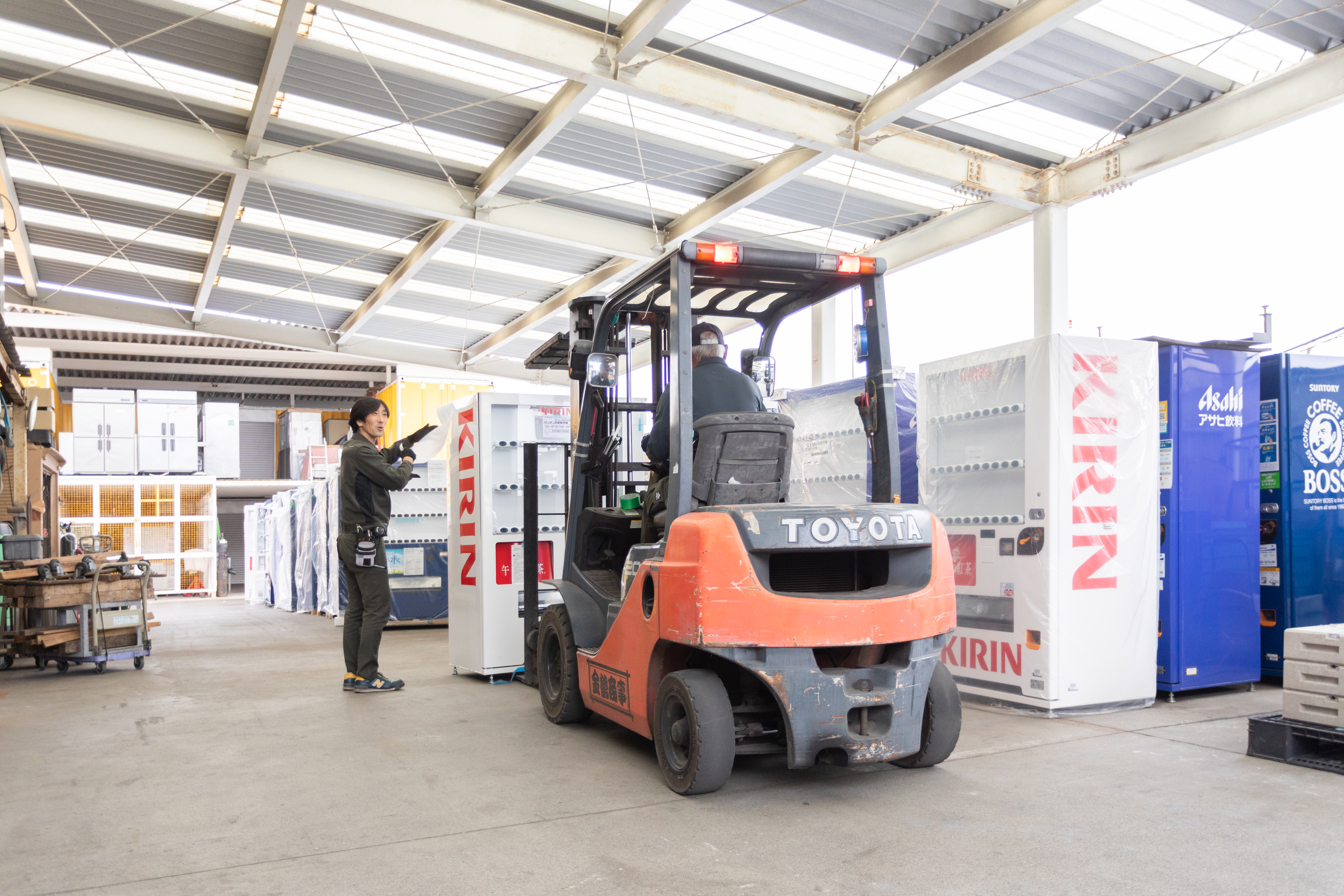 自動販売機を移動させる光景